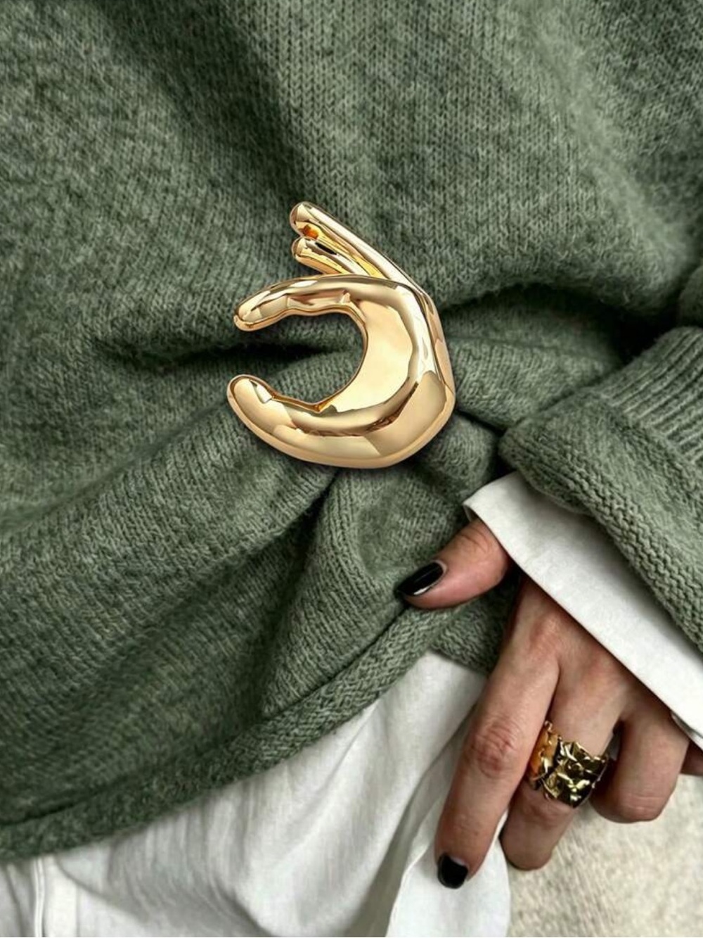 Elegant Contemporary Gold Hand-Shaped  Brooch